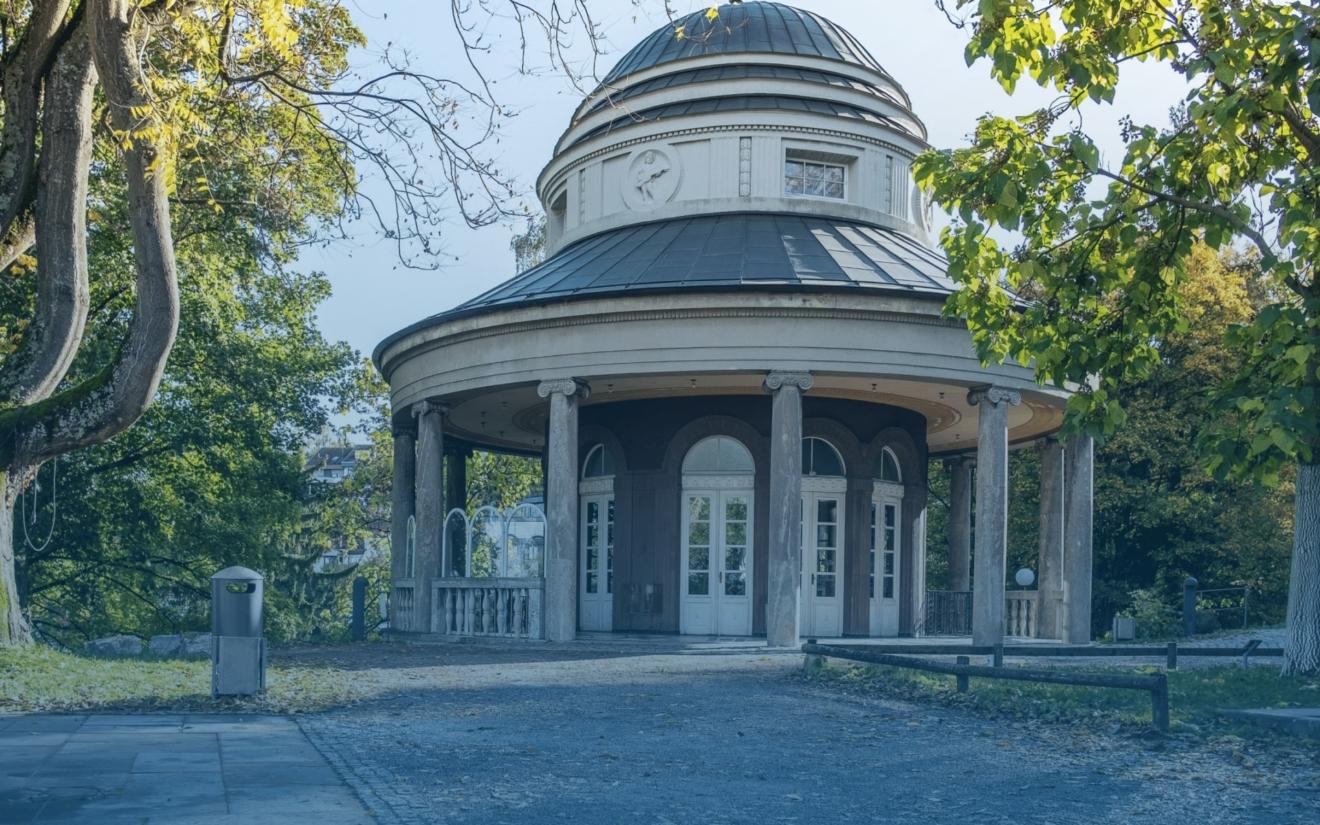 Til Schweiger am Filmset, konzentriert bei der Regie, umgeben von seiner Crew und Filmkameras.