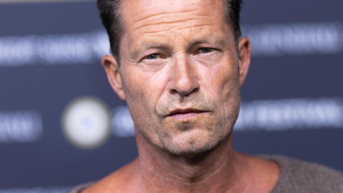 Til Schweiger als junger Schauspieler auf dem roten Teppich bei einer Filmpremiere in den 90ern.