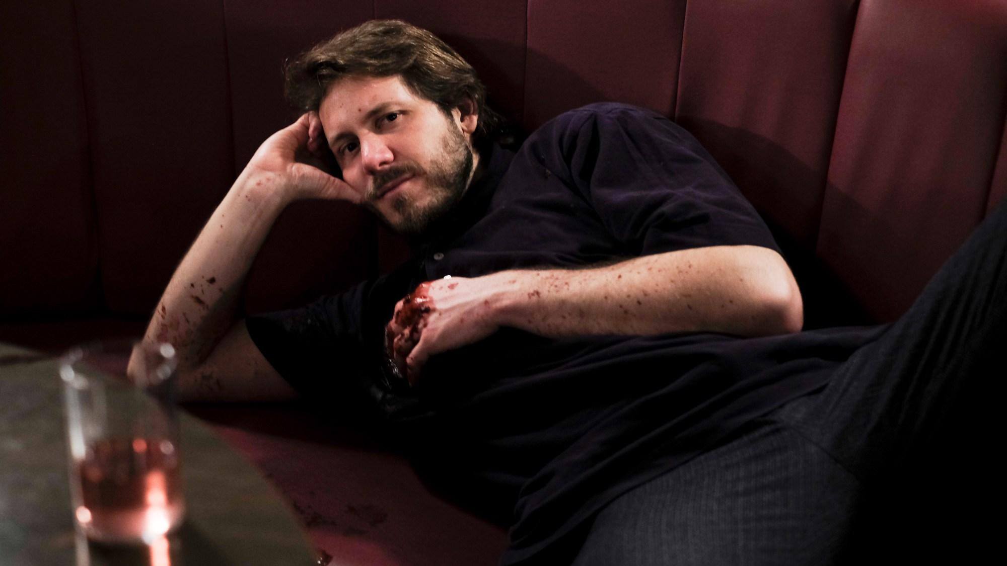 Til Schweiger bei der Arbeit als Regisseur am Filmset, konzentriert und professionell.