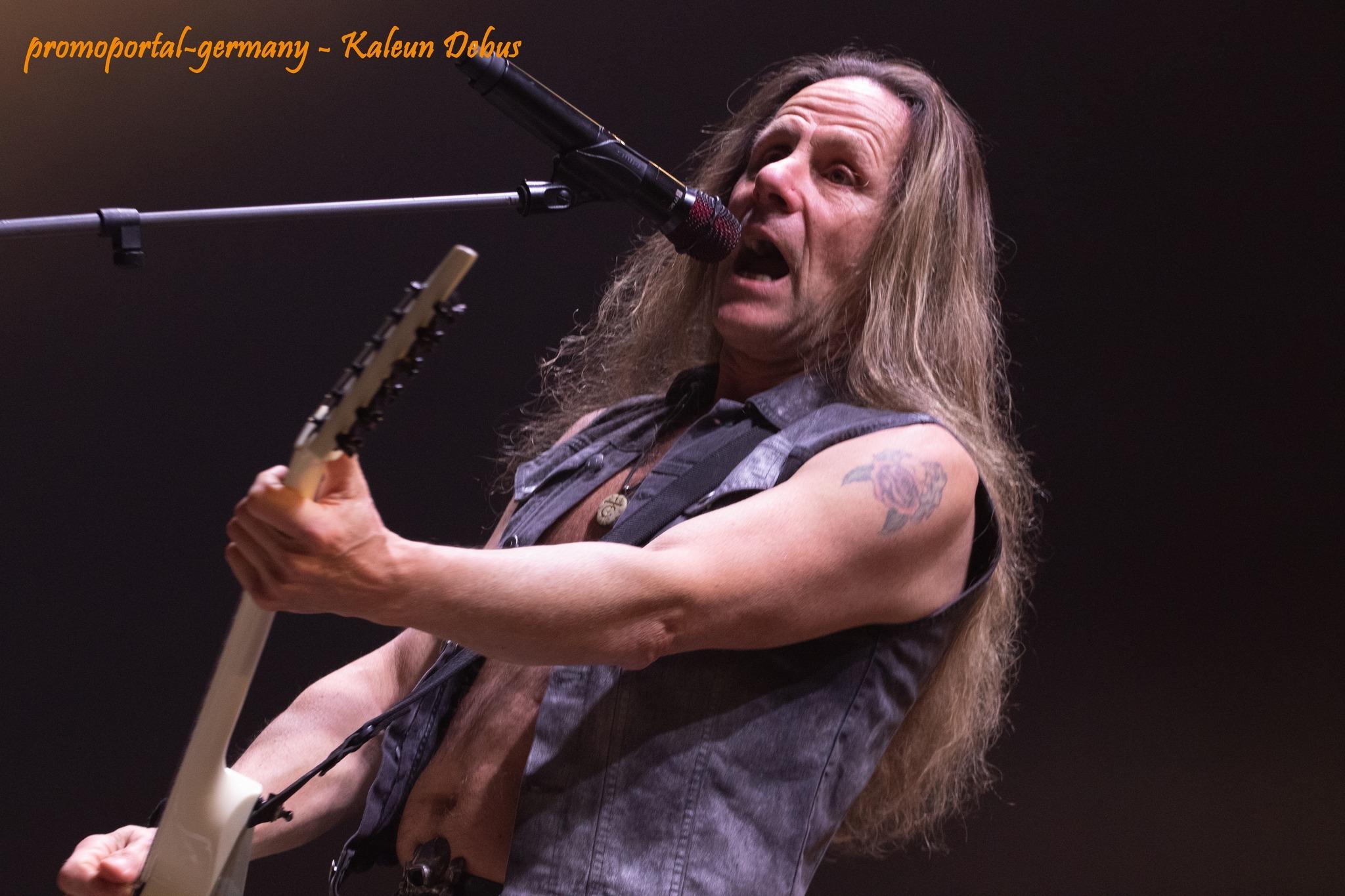 Till Lindemann bei einem Rammstein-Konzert 2012, umgeben von Pyrotechnik, die seine intensive Bühnenpräsenz unterstreicht.