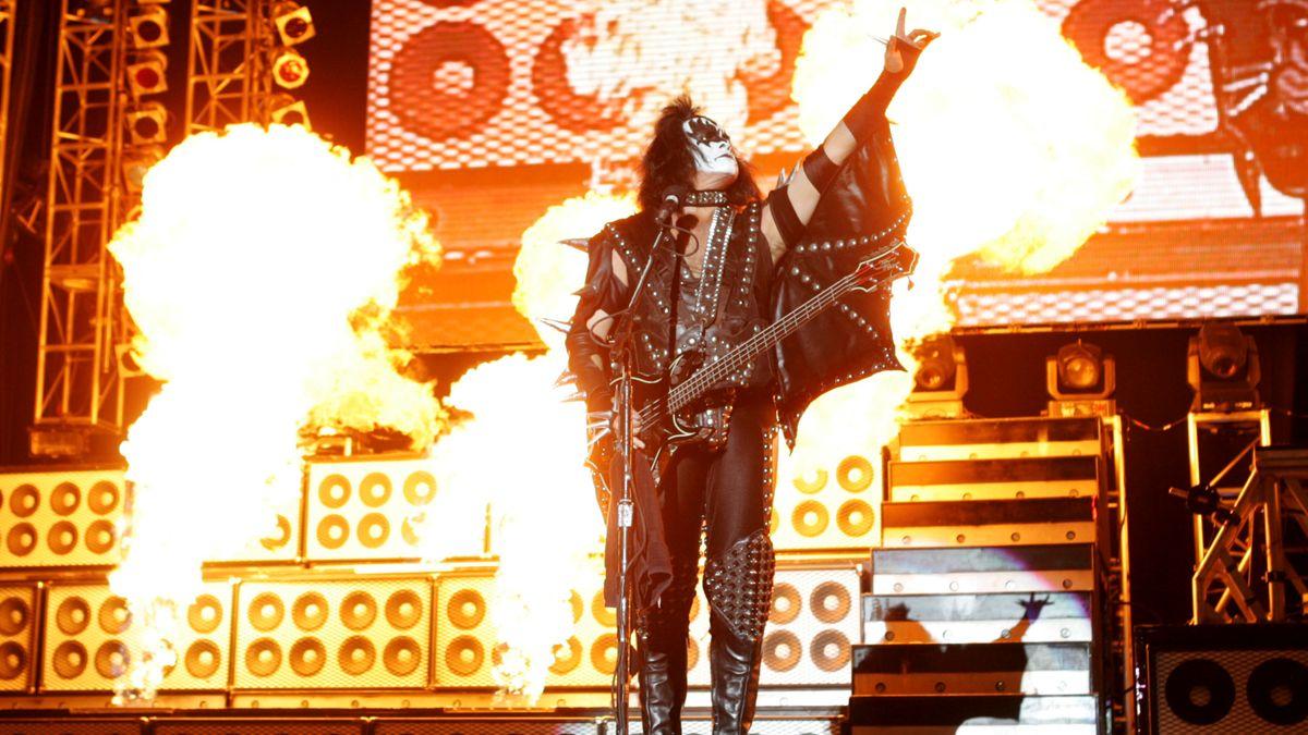 Till Lindemann bei einem Rammstein-Konzert mit spektakulärer Feuershow und theatralischer Performance.