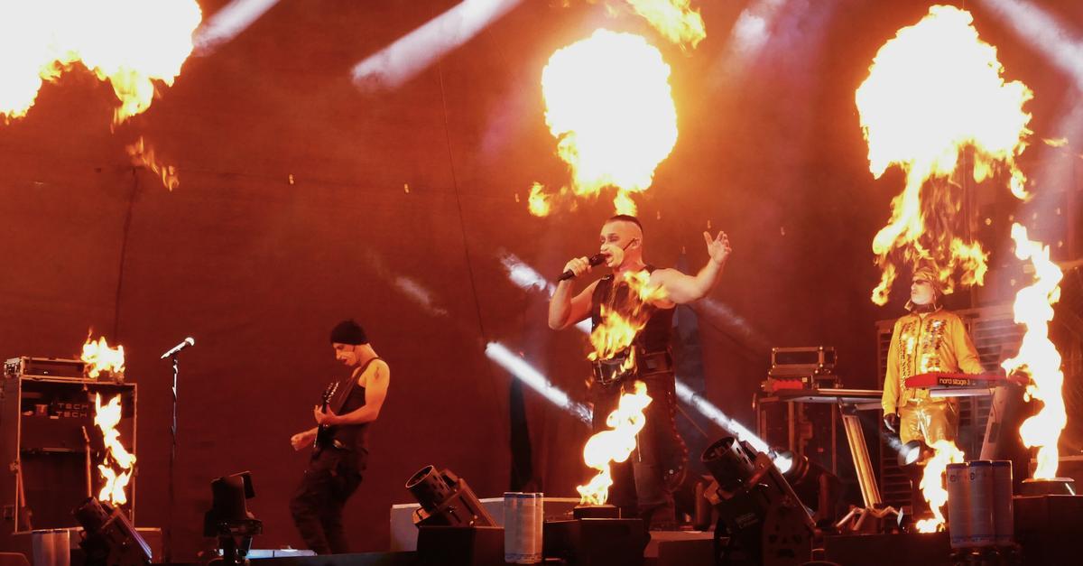 Till Lindemann auf der Bühne während eines energiegeladenen Konzerts mit beeindruckender Lichtshow