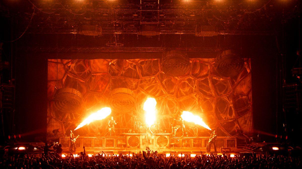 Till Lindemann auf der Bühne mit Rammstein-Pyrotechnik, deutsche Härte und theatralische Inszenierung