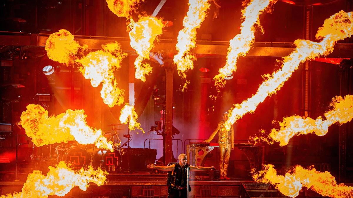 Till Lindemann auf der Bühne mit Rammstein, umgeben von Flammen
