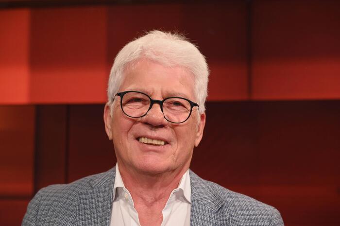 Till Lindemann stürzt während eines Rammstein-Konzerts von der Bühne, die Menge reagiert besorgt