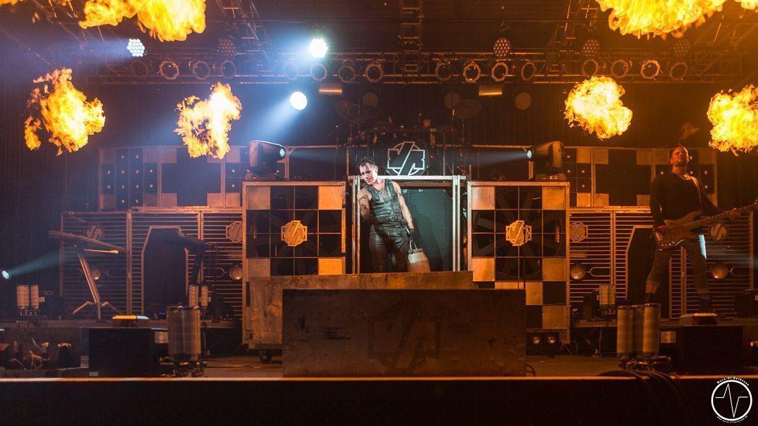 Till Lindemann auf der Bühne – früher und heute im Vergleich, mit eindrucksvoller Lichtshow