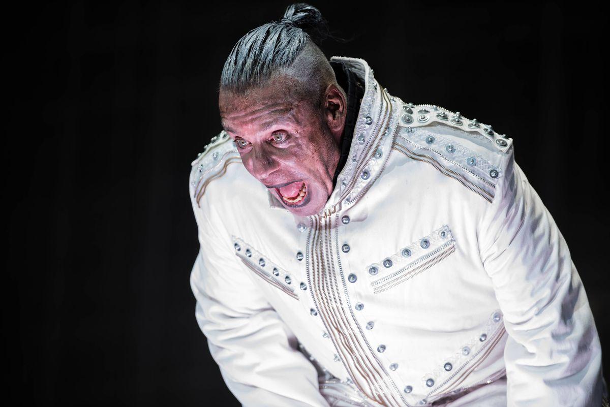 Till Lindemann beim Schreiben von Gedichten, konzentriert und kreativ.