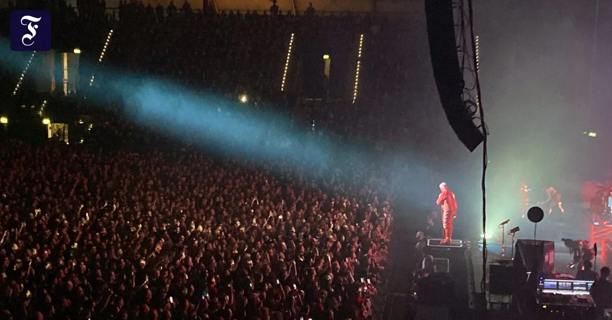 Till Lindemann Fans jubeln während eines Konzerts der Tour 2023, mit Lichtern und Stimmung im Publikum
