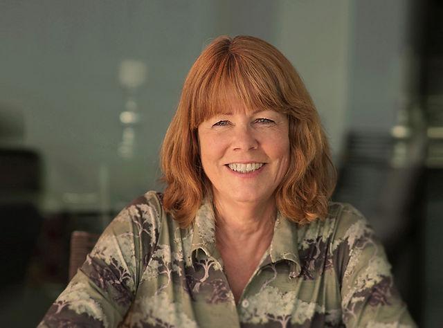 Till Lindemann in nachdenklicher Pose, umgeben von der Ästhetik seiner Messer Gedichte, die seine poetische Seite unterstreicht.