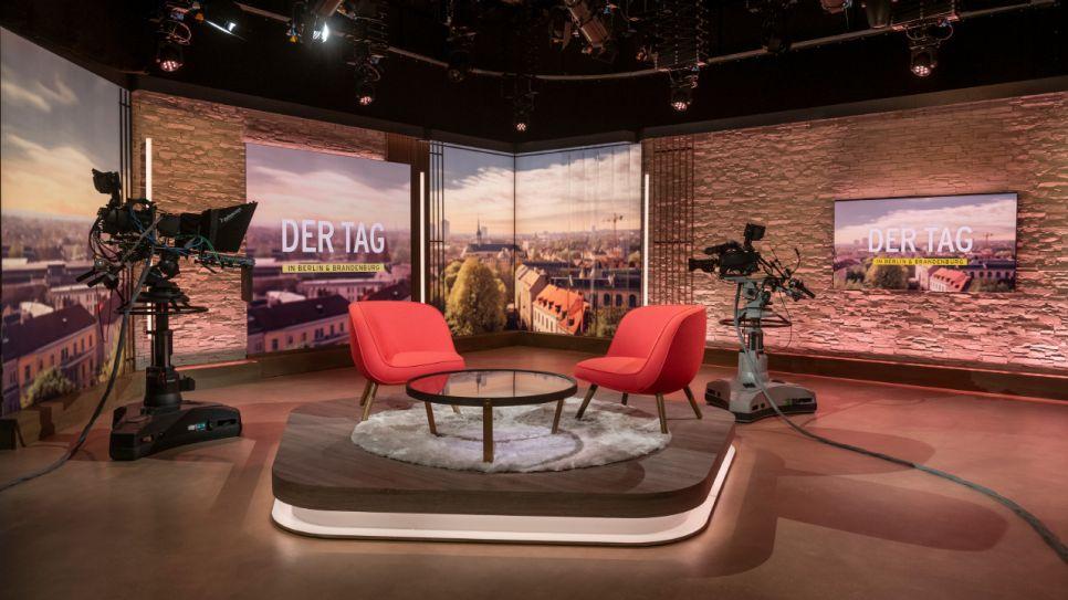 Till Lindemann bei einem Auftritt, mit intensiver Bühnenpräsenz und nachdenklichem Ausdruck, der seine poetische Seite andeutet