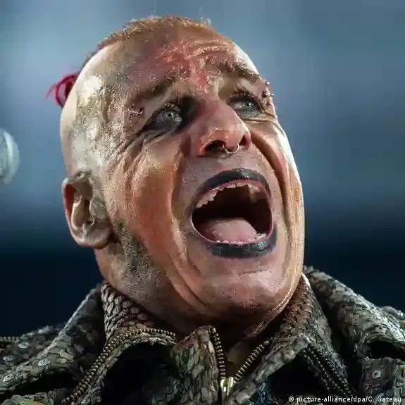 Till Lindemann als dunkle Figur auf der Rammstein-Bühne, inspiriert von poetischer Lyrik