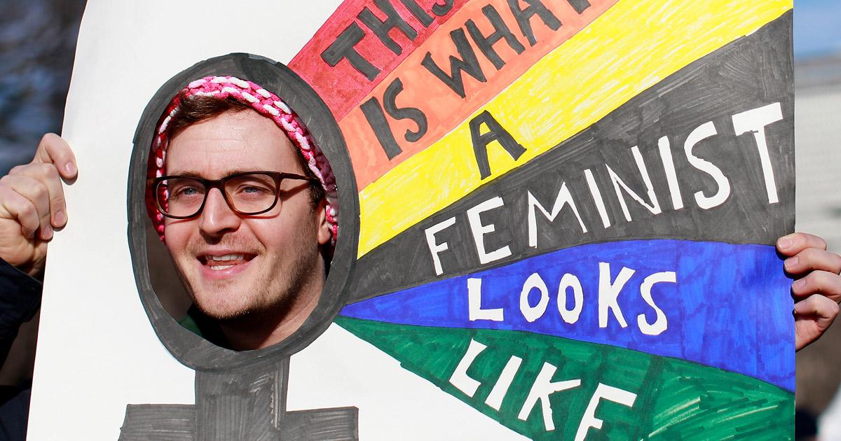 Till Lindemann auf der Bühne mit Rammstein im Jahr 2022, während der "Zeit"-Ära, umgeben von Pyrotechnik