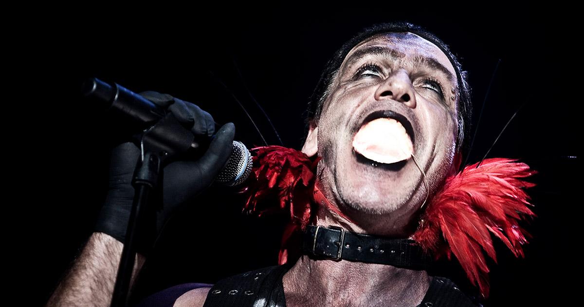 Till Lindemann bei einem Soloauftritt, fokussiert und intensiv