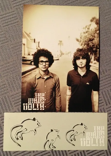 Die Exklusivität der Till Lindemann Zunge Fanbox, symbolisiert durch ein Echtheitszertifikat und einzigartige Sammlerstücke.