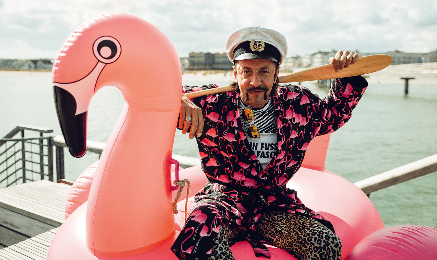 Entspannter Blick auf das Barefoot Restaurant am Timmendorfer Strand mit Tischen im Freien und Blick auf das Meer