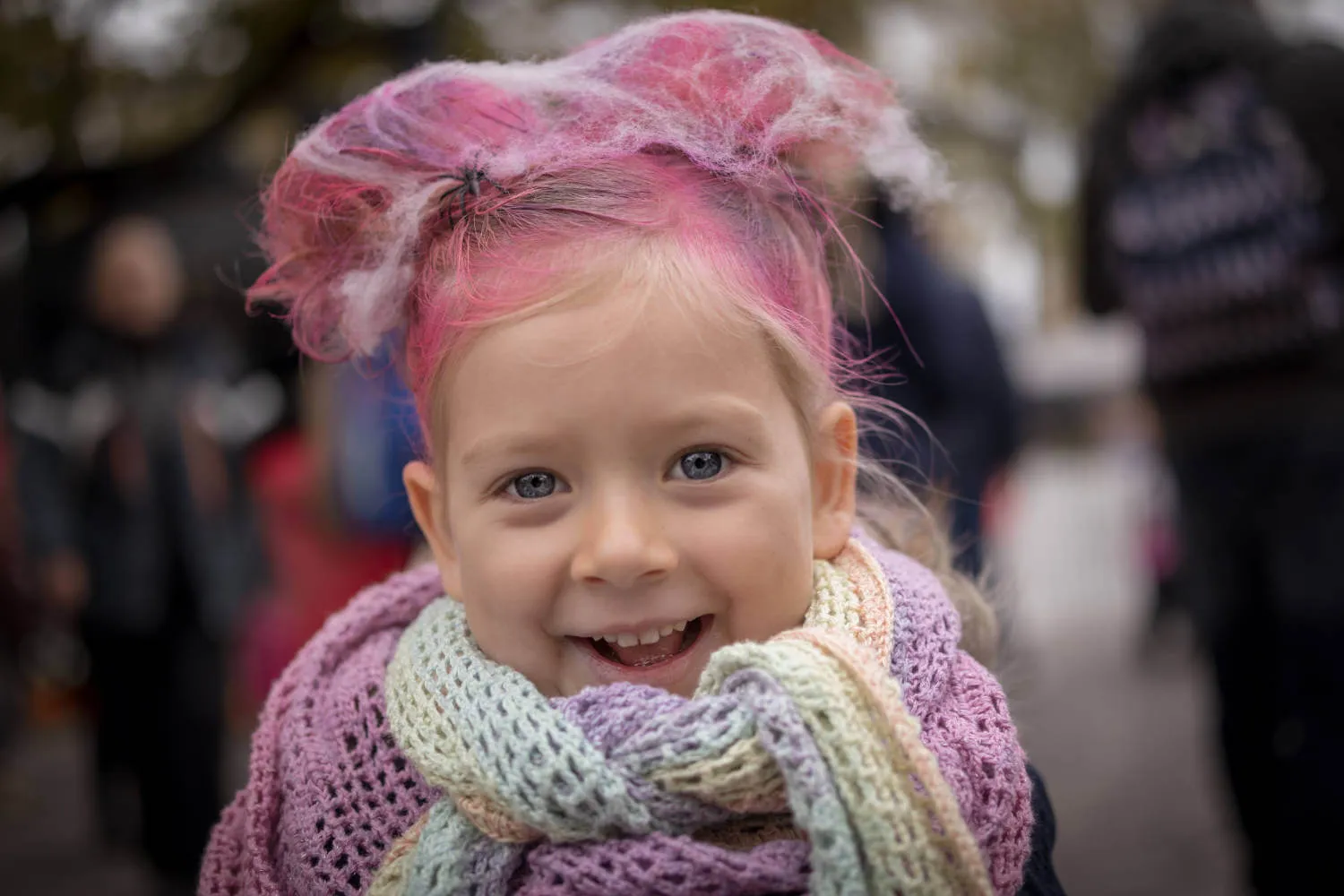 Tochter im Europapark an Halloween