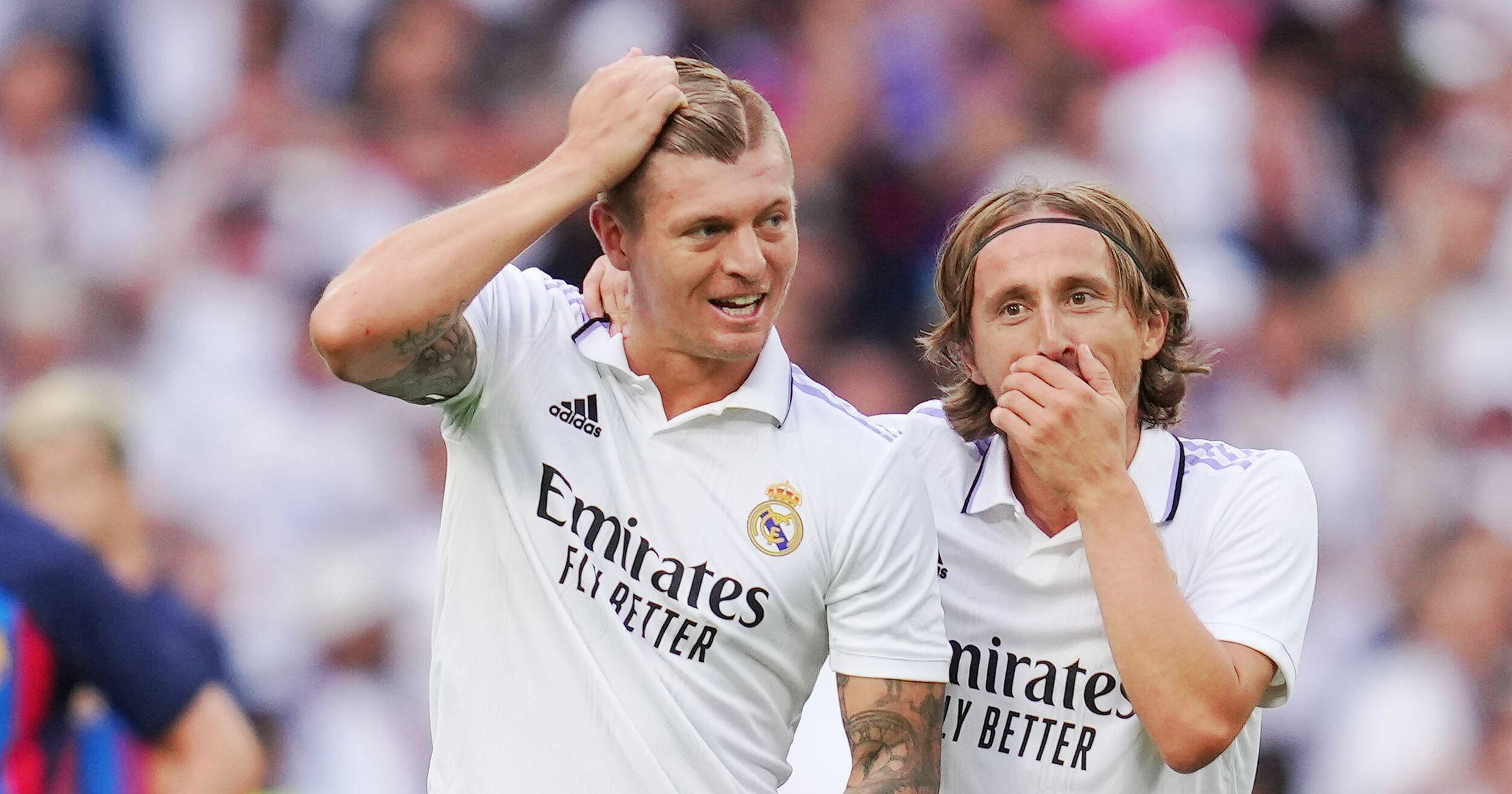 Toni Kroos übergibt symbolisch die Nummer 8 an Federico Valverde.