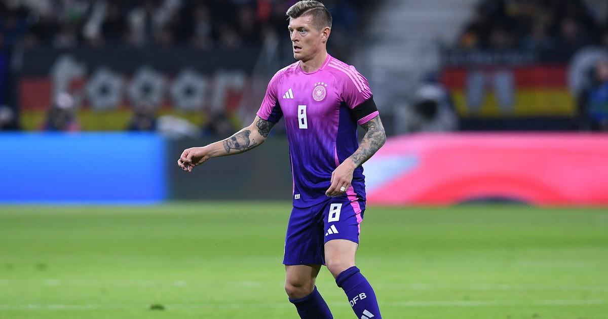 Professionelles Fußballtraining für junge Talente in der Toni Kroos Academy, Fokus auf Technik und Taktik unter Anleitung erfahrener Trainer.