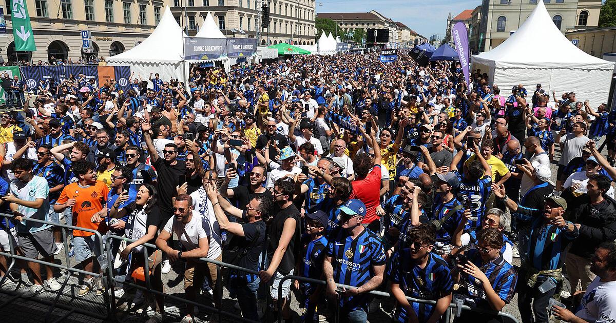 Toni Kroos mit dem Champions League Pokal, Jubel, Erfolg auf dem Spielfeld