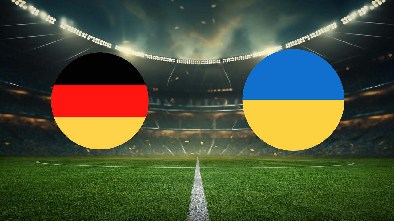 Toni Kroos konzentriert sich während eines EM 2024 Spiels, die deutsche Flagge im Hintergrund