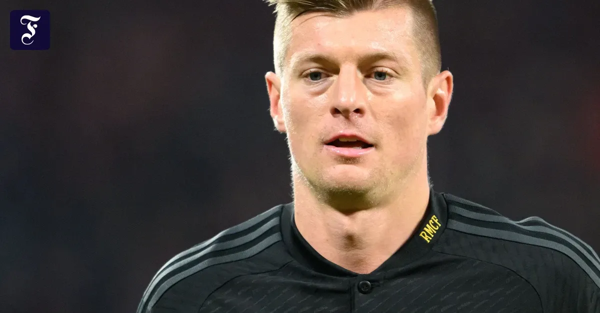 Toni Kroos im Trikot von Real Madrid, im Fokus des Spiels