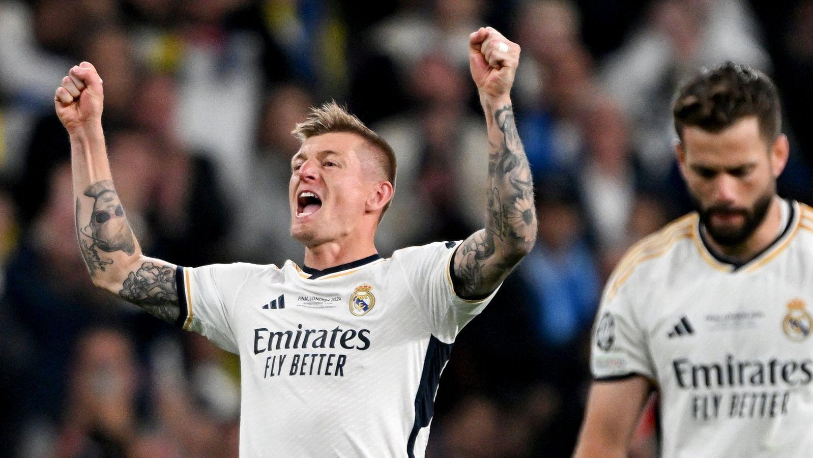 Toni Kroos feiert seinen Sieg im Champions League Finale, sein letztes Spiel