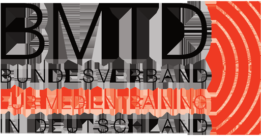 Toni Kroos blickt nachdenklich auf ein Spielfeld, im Hintergrund verschwimmen Symbole deutscher und spanischer Städte.