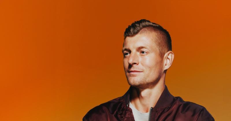 Toni Kroos als Dirigent und Stratege im Mittelfeld der deutschen Nationalmannschaft während eines Spiels.