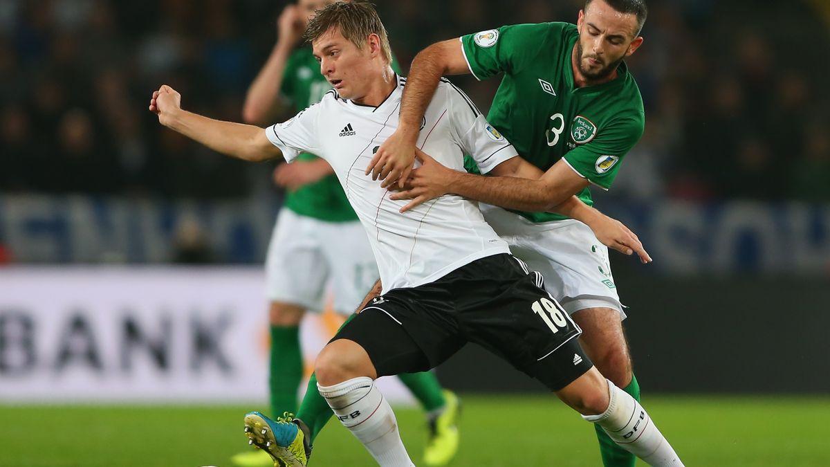 Toni Kroos mit einem präzisen Pass, der eine Torchance einleitet, im Trikot von Real Madrid.