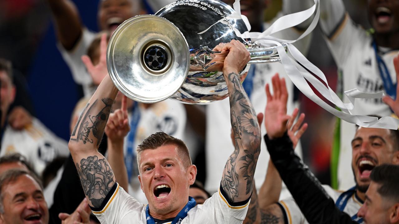 Toni Kroos jubelt mit der Champions-League-Trophäe im Real-Madrid-Trikot.