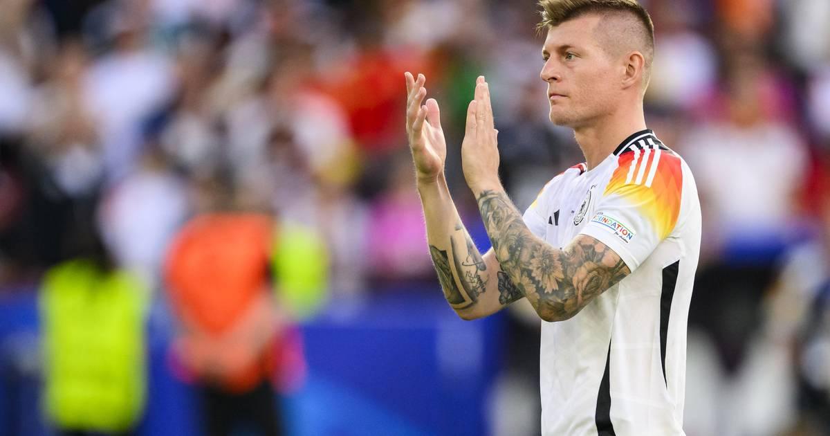 Toni Kroos feiert einen seiner zahlreichen Champions-League-Titel mit Real Madrid, ein Zeugnis seines erfolgreichen **toni kroos wechsel zu real**.