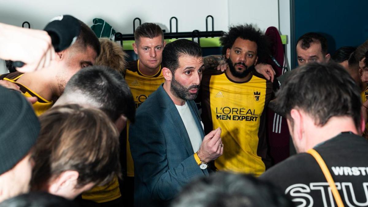 Toni Kroos mit der Champions League Trophäe für Real Madrid, symbolisiert seinen Erfolg.