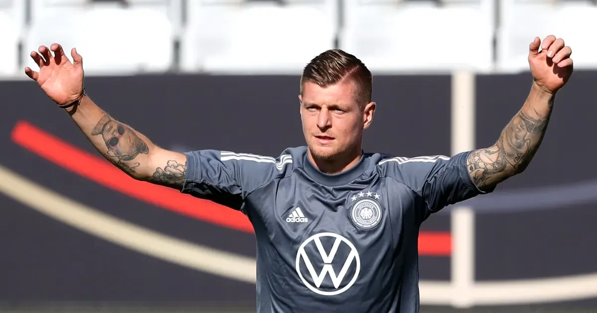 Die Toni Kroos Tattoos mit Motiven aus "Der König der Löwen" und Blumen.