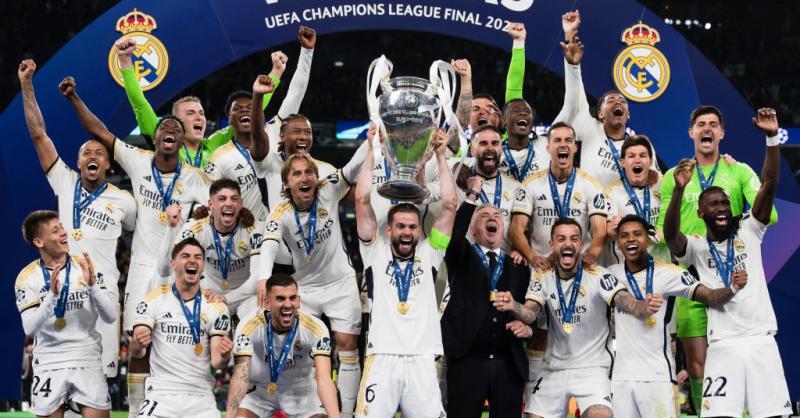 Toni Kroos mit Champions League Trophäen, feiernd nach einem seiner zahlreichen Siege.
