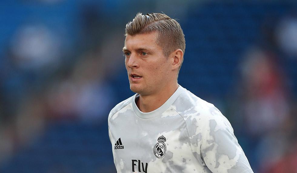 Toni Kroos in einer dynamischen Trainingsübung, die seine Fitness und die Stärke seiner Toni Kroos Beine bei Real Madrid zeigt.