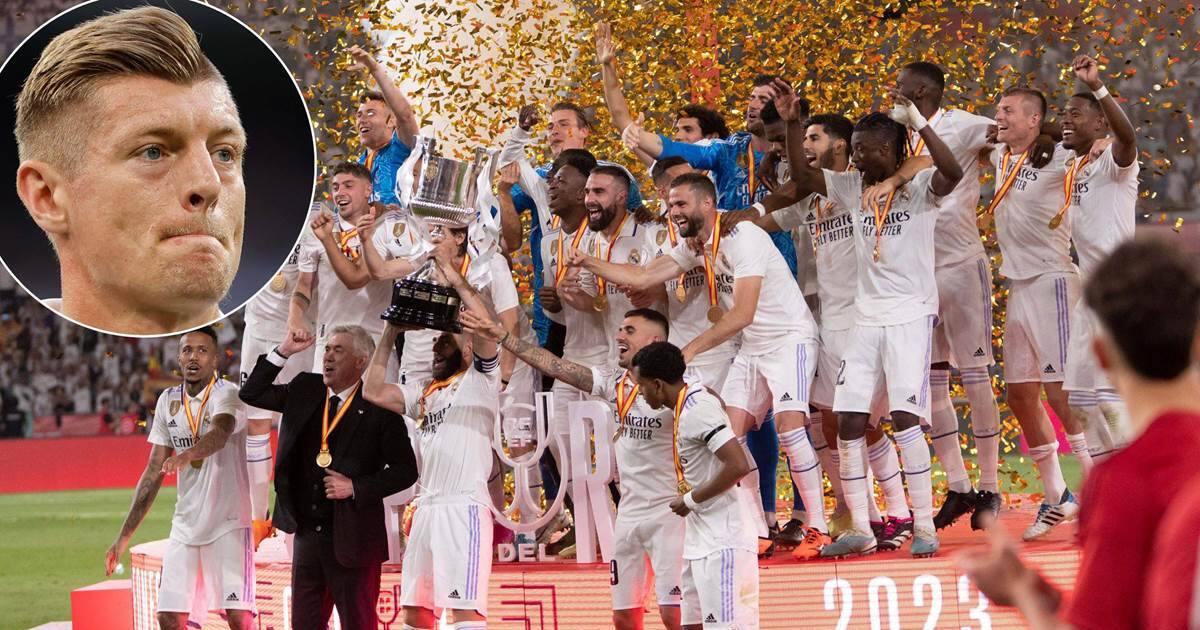 Toni Kroos mit mehreren seiner wichtigsten Trophäen, wie dem Champions League Pokal und der Weltmeisterschaft.