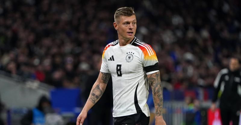 Toni Kroos im Trikot von Real Madrid, konzentriert während eines Spiels