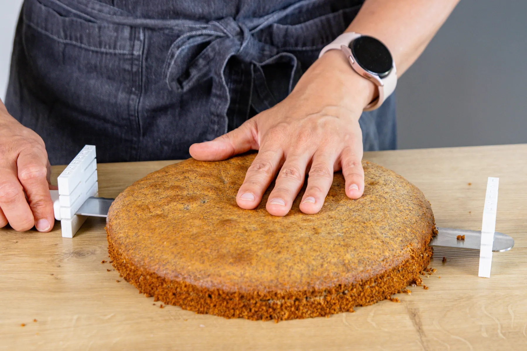 Tortenboden in der Mitte durchschneiden