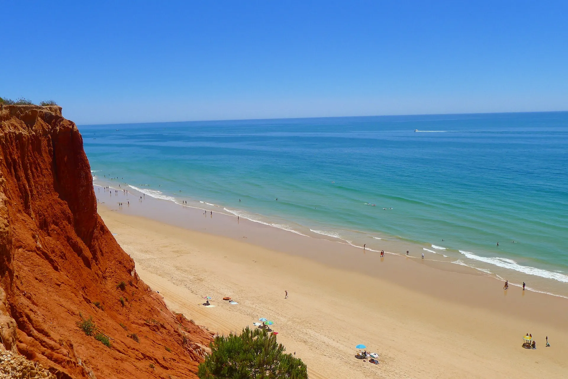 Traumhafter Strand an der Algarve mit Felsformationen