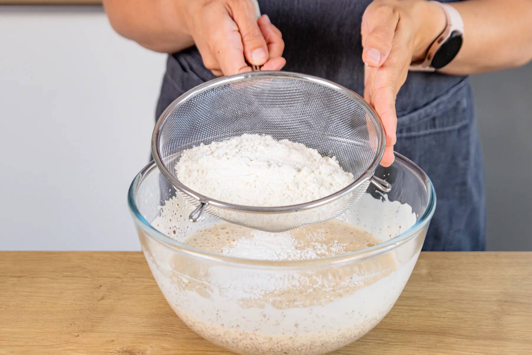trockene Zutaten zum Teig sieben