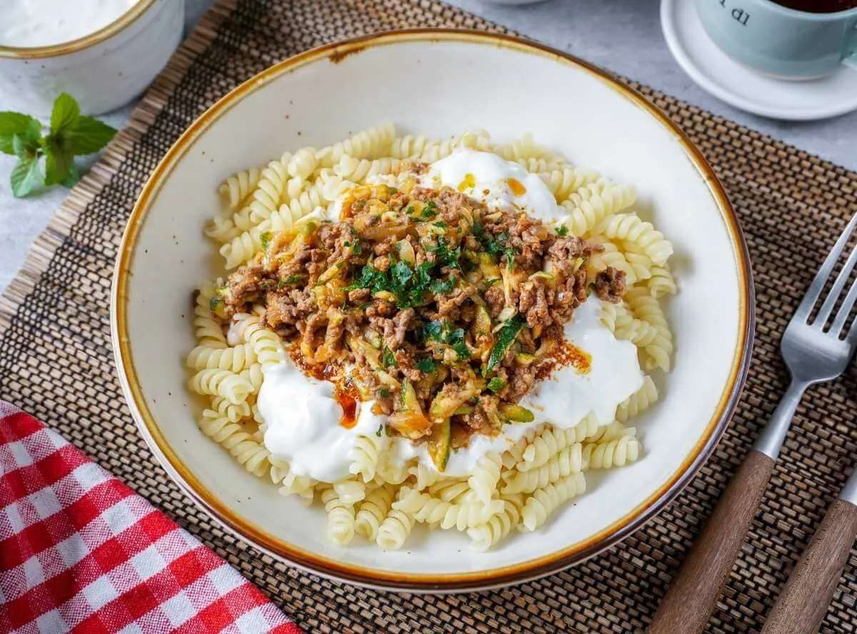 Türkische Pasta mit Hackfleisch und Joghurt: So wird das Trendrezept ein Hit für die ganze Familie
