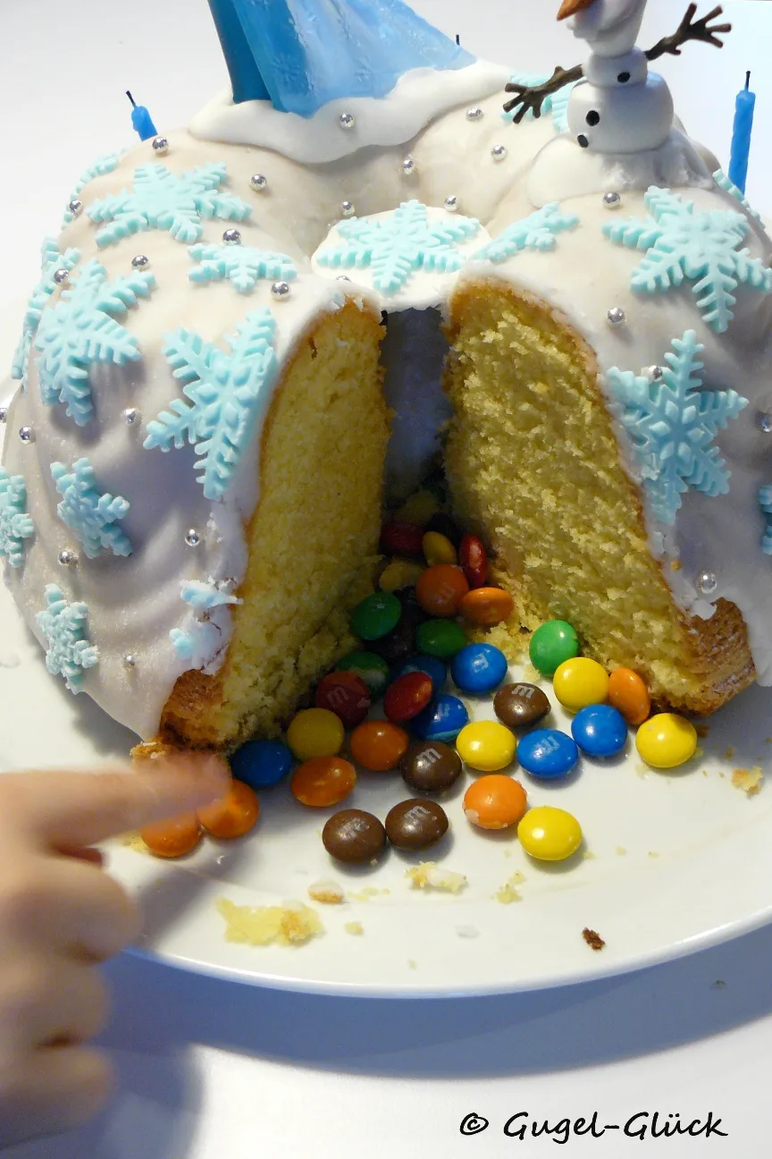 Überraschung aus Schokolinsen, die aus dem Kuchen kullern