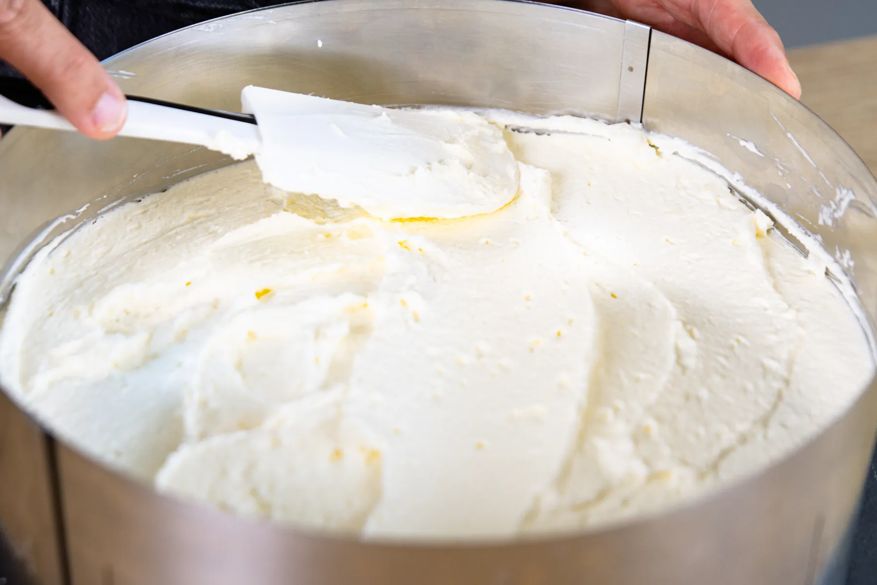 übrige Sahnecreme verstreichen