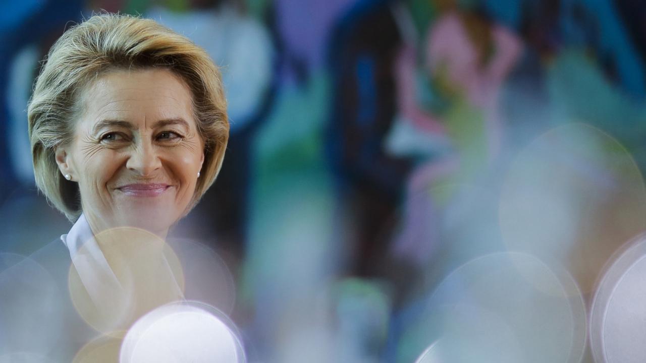 Porträt von Ursula von der Leyen, Präsidentin der Europäischen Kommission, vor dem EU-Parlament