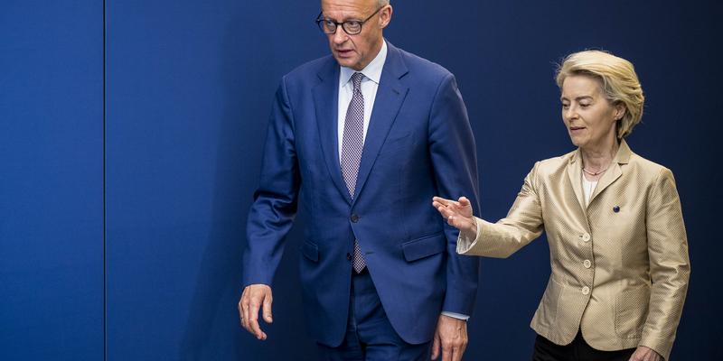 Ursula von der Leyen vor dem Gebäude der Europäischen Kommission in Brüssel, symbolisch für ihre Führungsrolle auf EU-Ebene