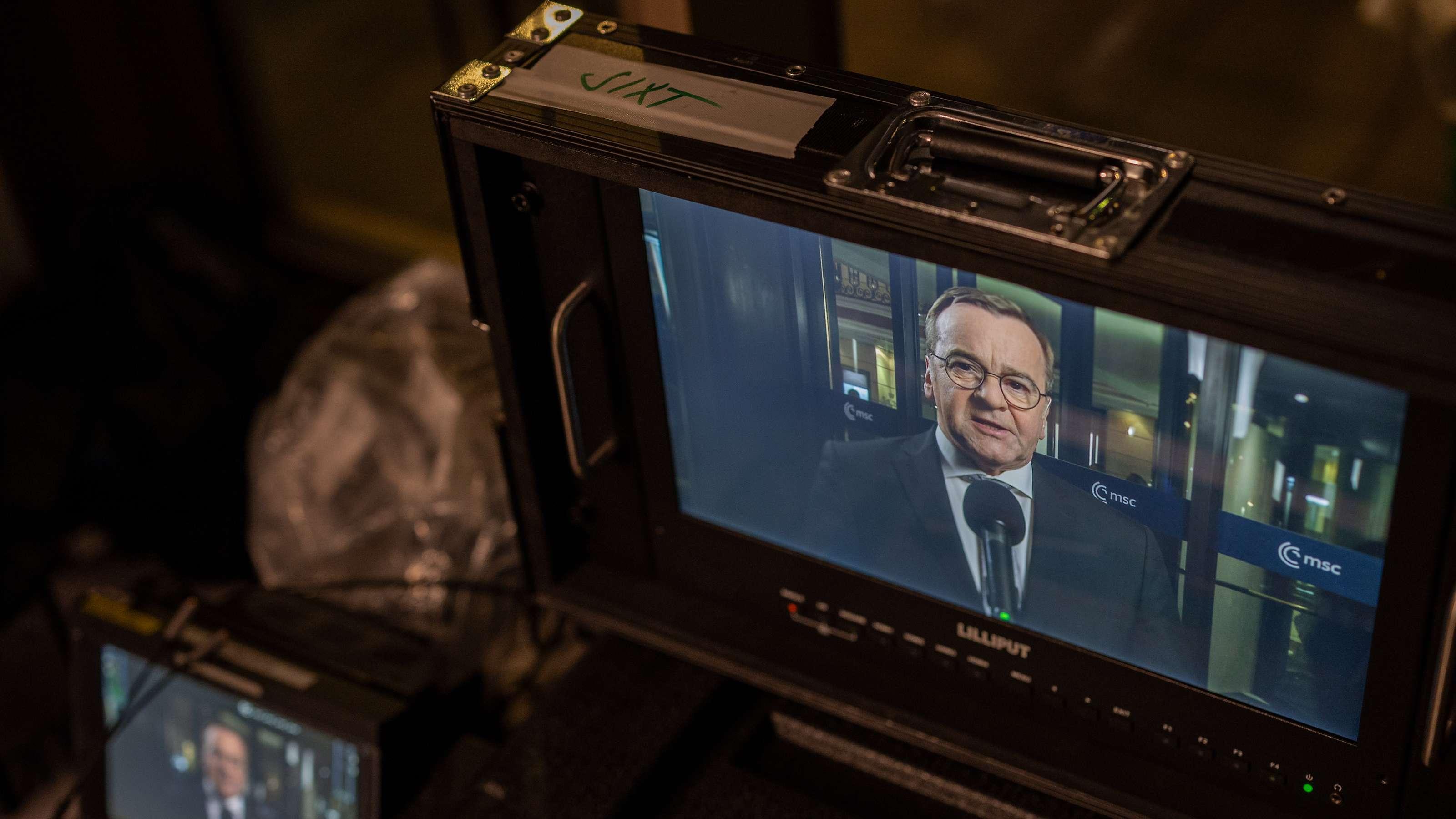 Ursula von der Leyen als Präsidentin der Europäischen Kommission bei einer wichtigen Konferenz mit EU-Fahnen im Hintergrund