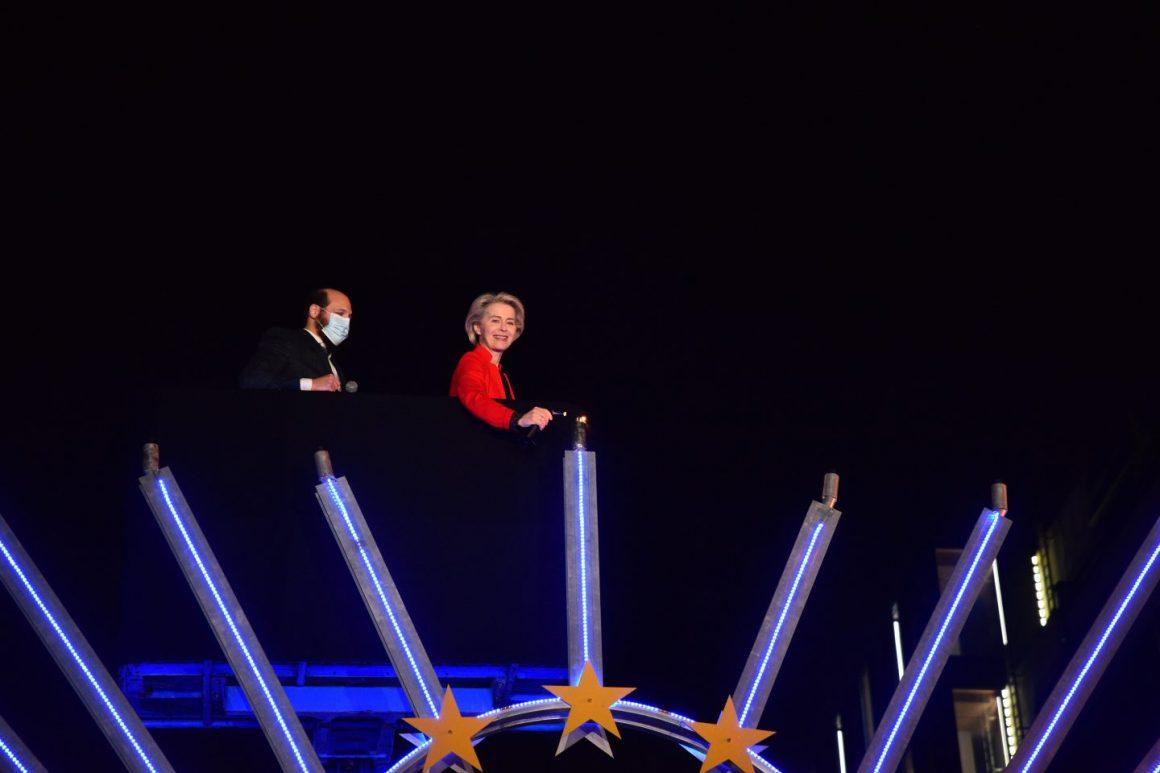 Ursula von der Leyen vor dem Hauptgebäude der Europäischen Kommission in Brüssel, Deutschland