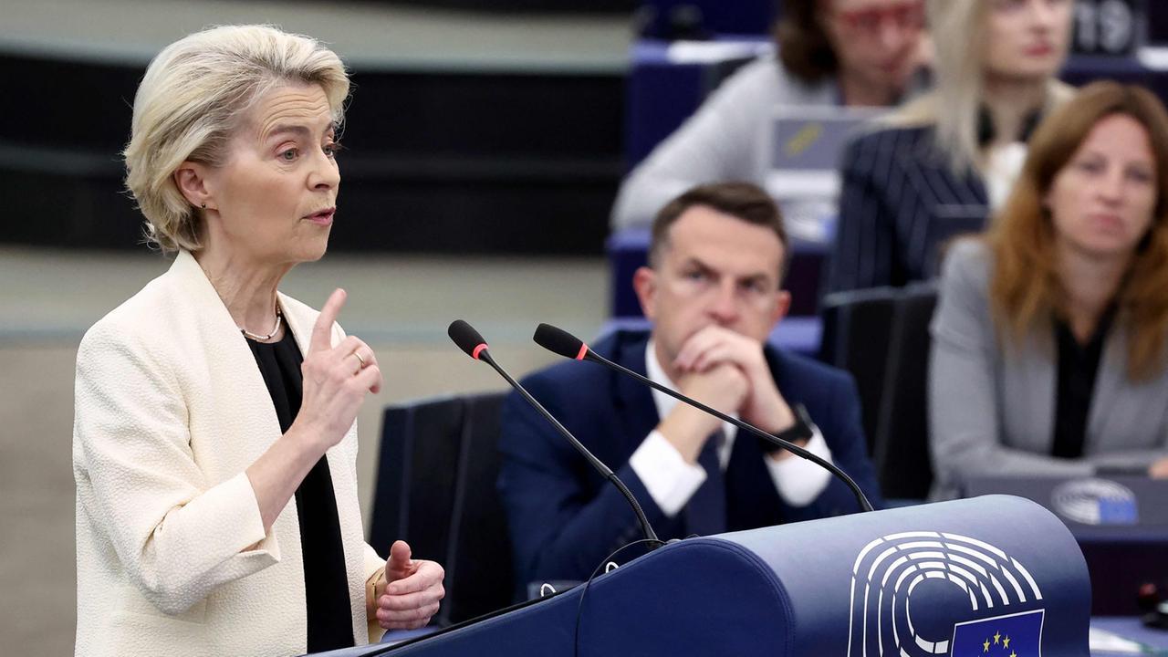 Ursula von der Leyen spricht vor dem Europäischen Parlament zum Misstrauensvotum