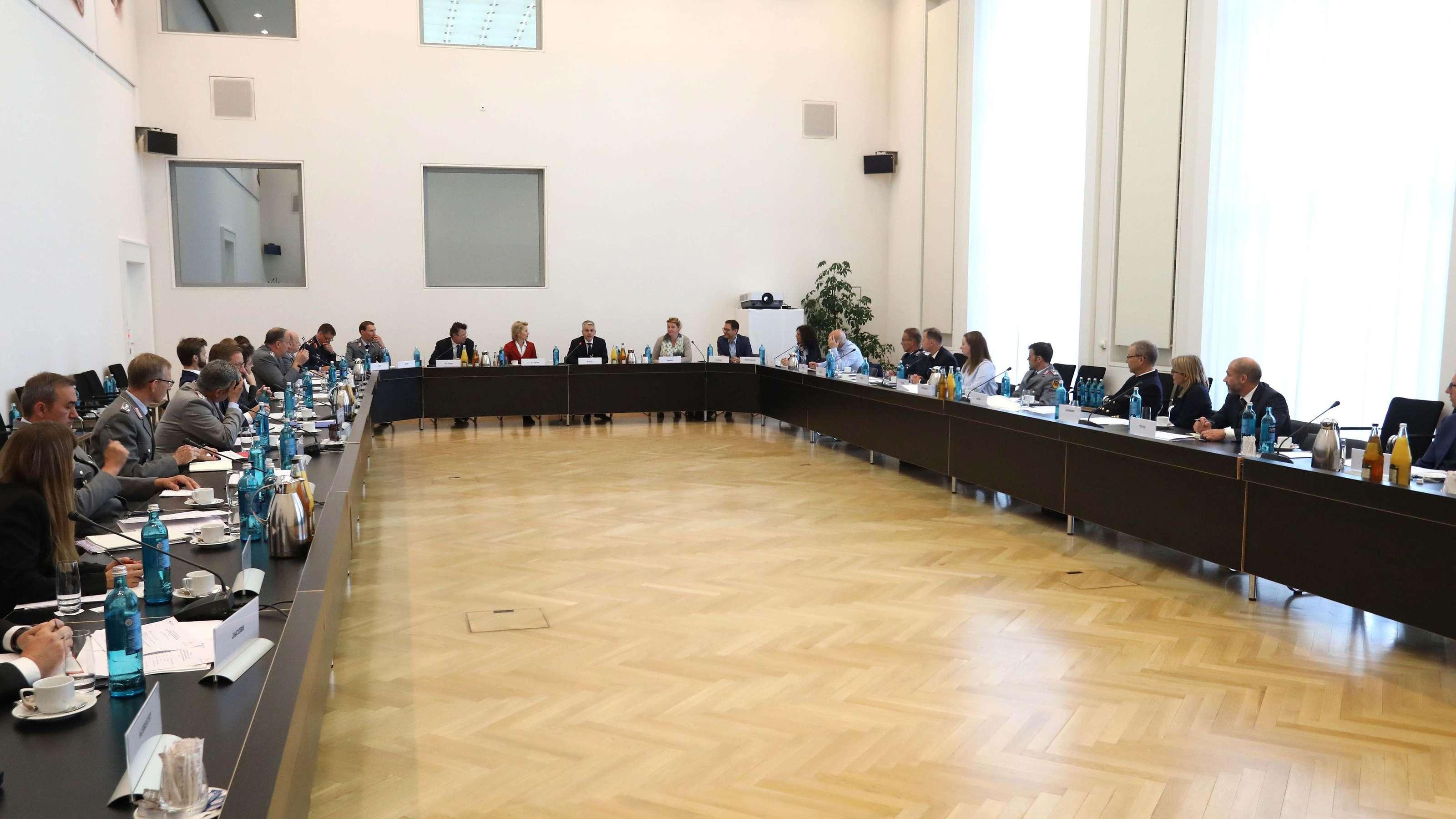 Ursula von der Leyen während ihrer politischen Karriere in Deutschland, Fokus auf ihre Zeit als Ministerin.