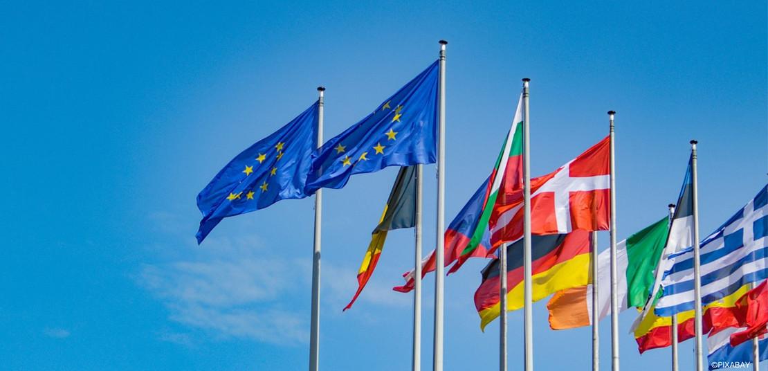 Ursula von der Leyen im Gespräch mit rumänischen Politikern während einer bilateralen Begegnung, die die deutsch-rumänische Zusammenarbeit stärkt.